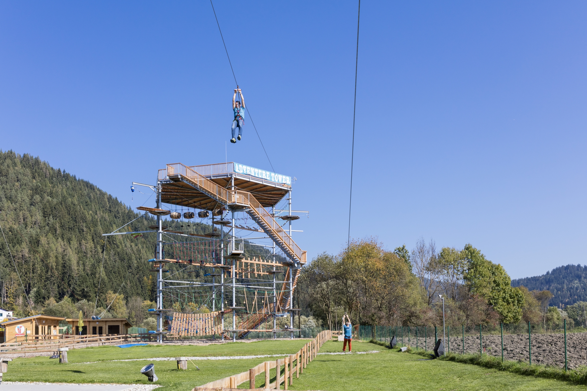 Sie sehen den Adventure Tower im Hochseilgarten der Kletterakademie Mitterdorf im Mariazellerland. JUFA Hotels bietet erholsamen Familienurlaub und einen unvergesslichen Wanderurlaub