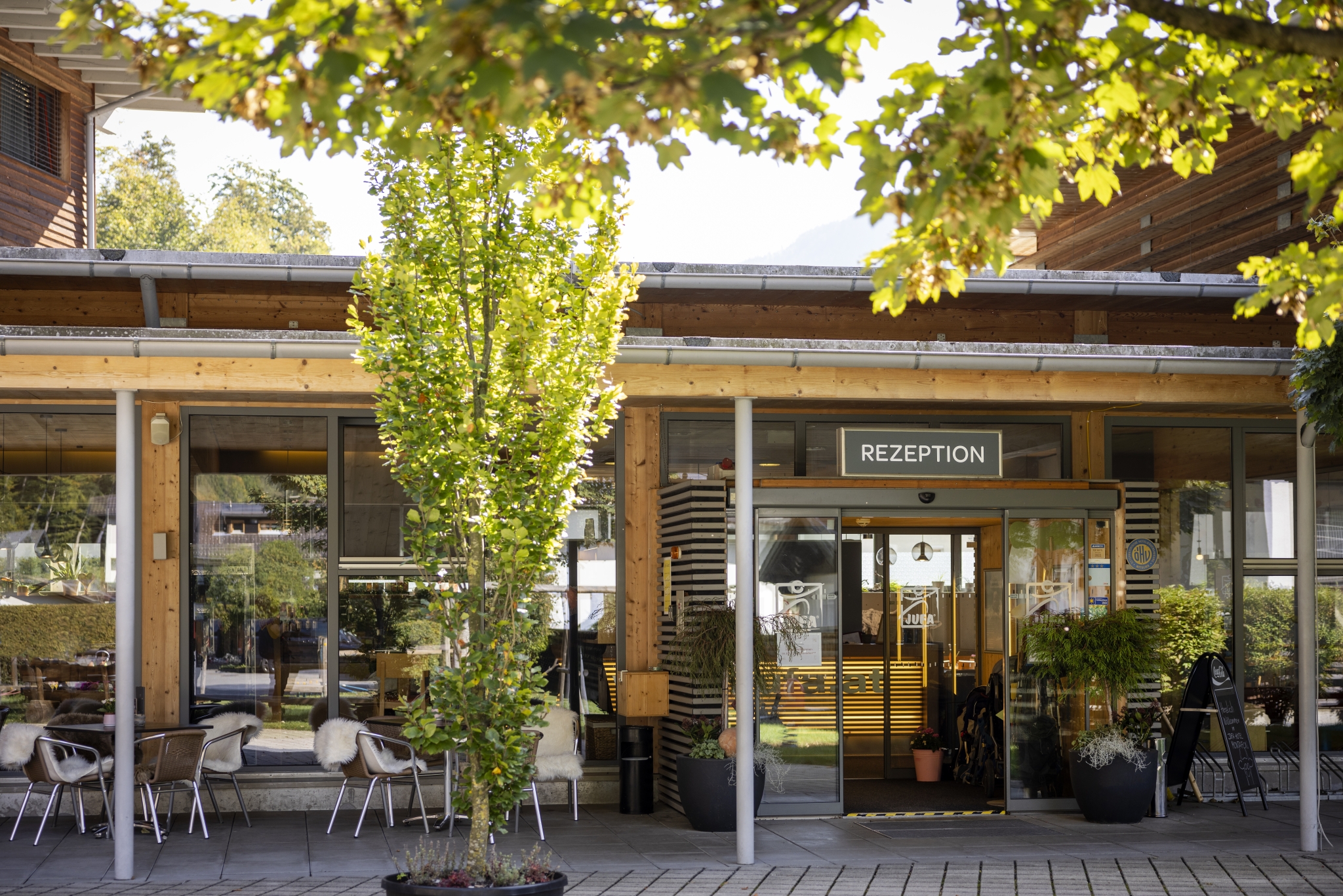 Sie sehen die Außenansicht des JUFA Hotels Montafon***. Der Ort für erholsamen Familienurlaub und einen unvergesslichen Winter- und Wanderurlaub.