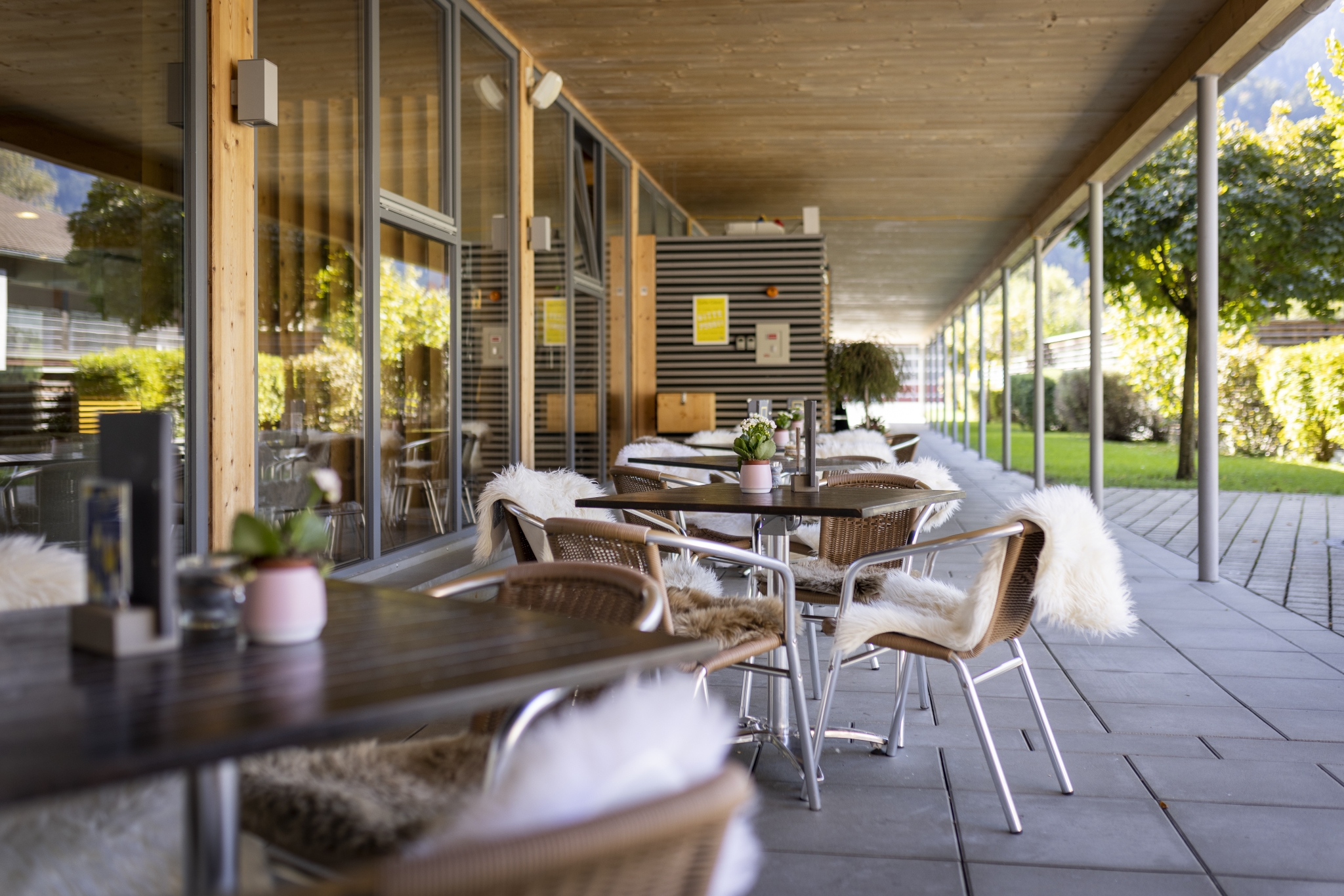 Sie sehen die Terrasse des JUFA Hotels Montafon***. Der Ort für erholsamen Familienurlaub und einen unvergesslichen Winter- und Wanderurlaub.