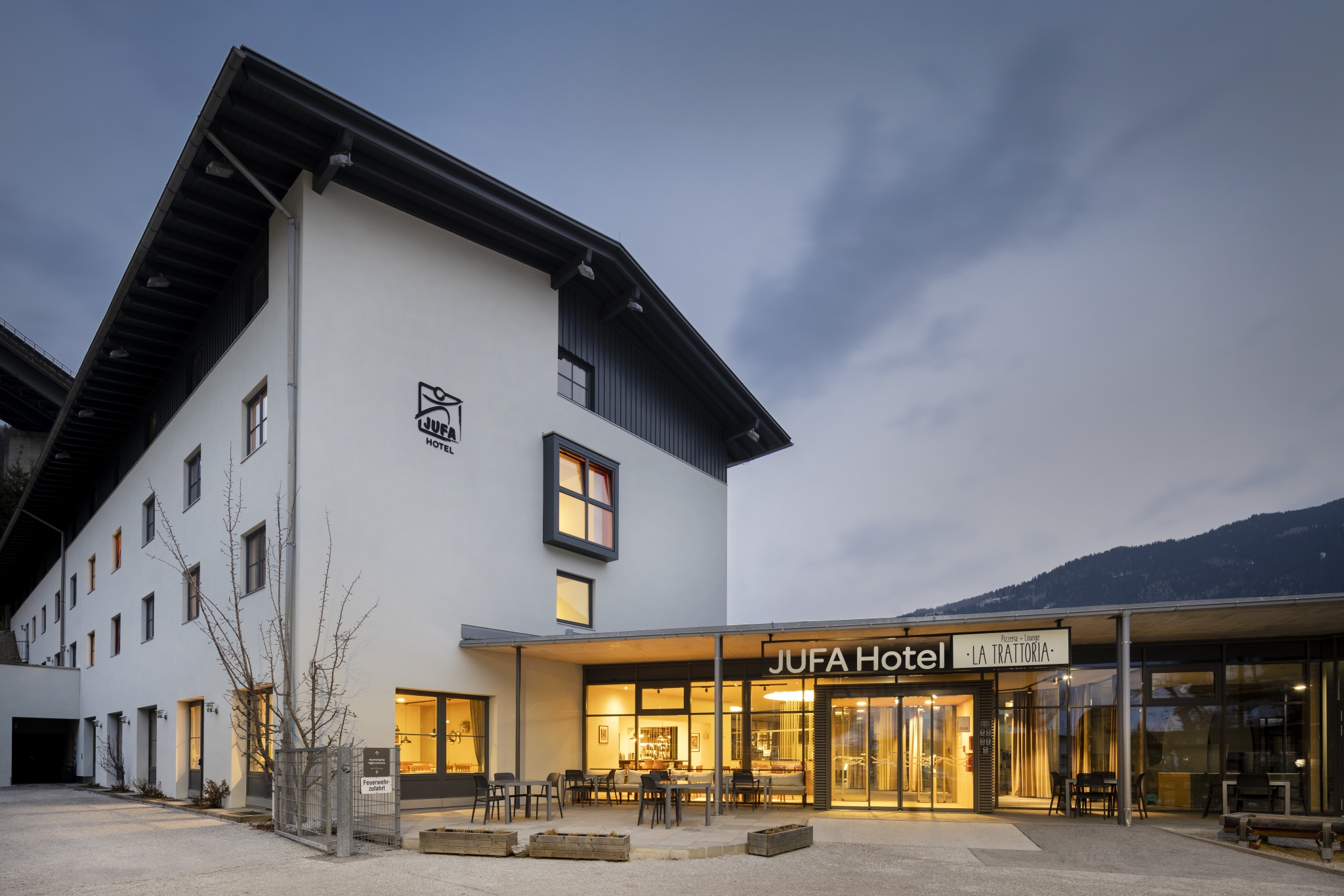 Sie sehen eine Aussenansicht des JUFA Hotel Wipptal. Die JUFA Hotels sind der ideale Ausgangspunkt für einen erlebnisreichen Urlaub.