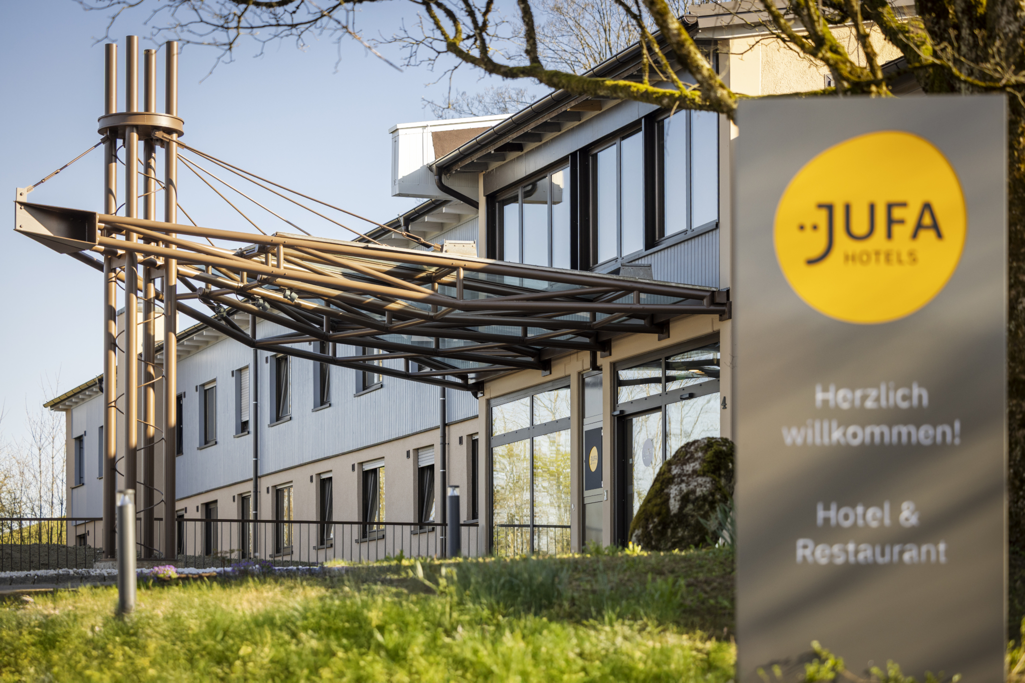 Ihr seht die Aussenansicht vom JUFA Hotel Wangen im Allgäu***s. Der Ort für erlebnisreichen Urlaub.