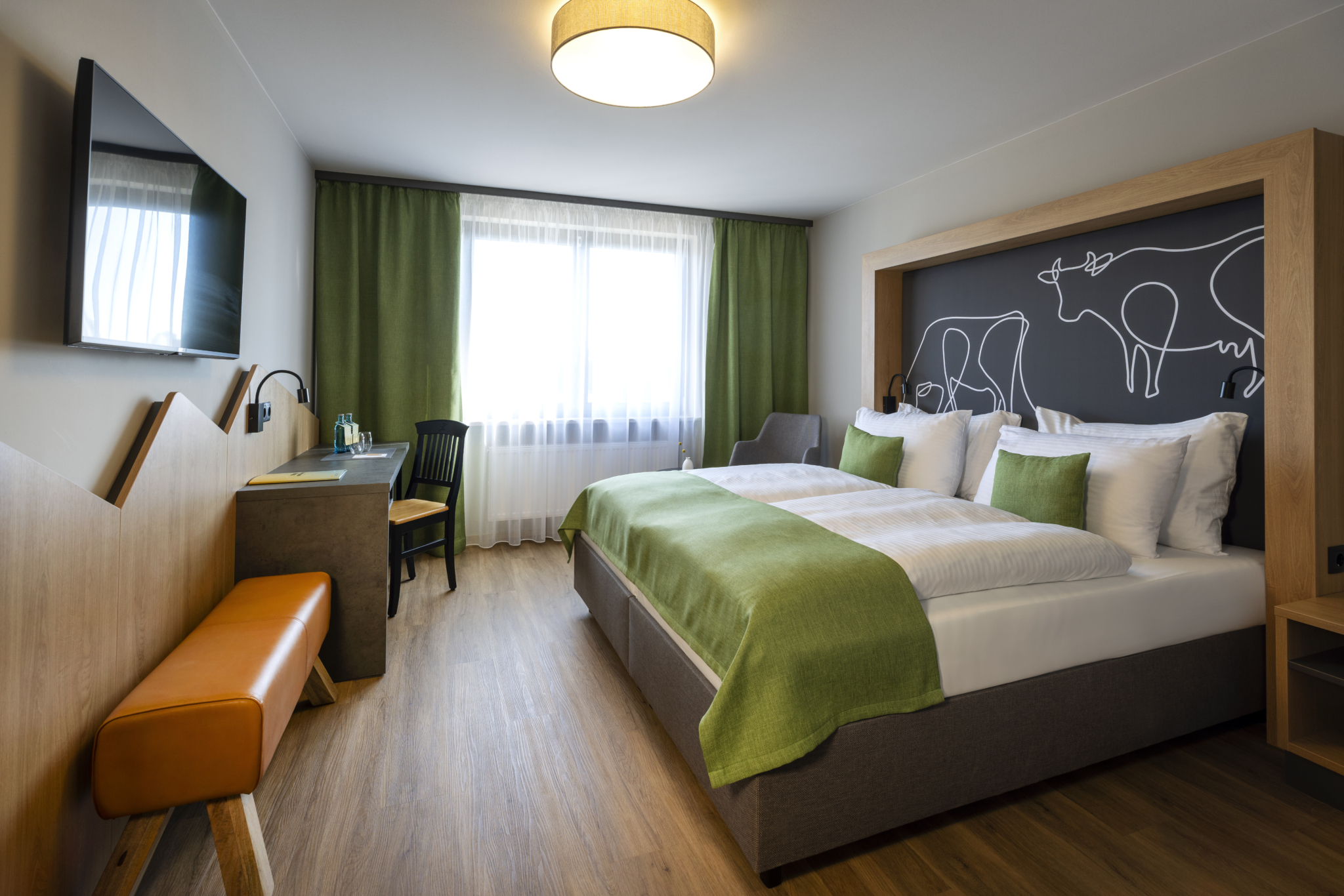 Ihr seht das Doppelzimmer Superior im JUFA Hotel Wangen im Allgaeu***s. Der Ort für erlebnisreichen Urlaub.