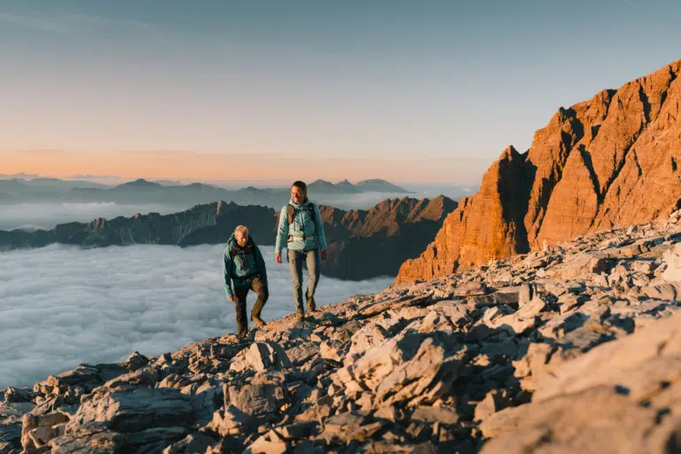 Paar macht eine Wanderung auf der Gschnitzer Tribulaun nahe dem JUFA Hotel Wipptal
