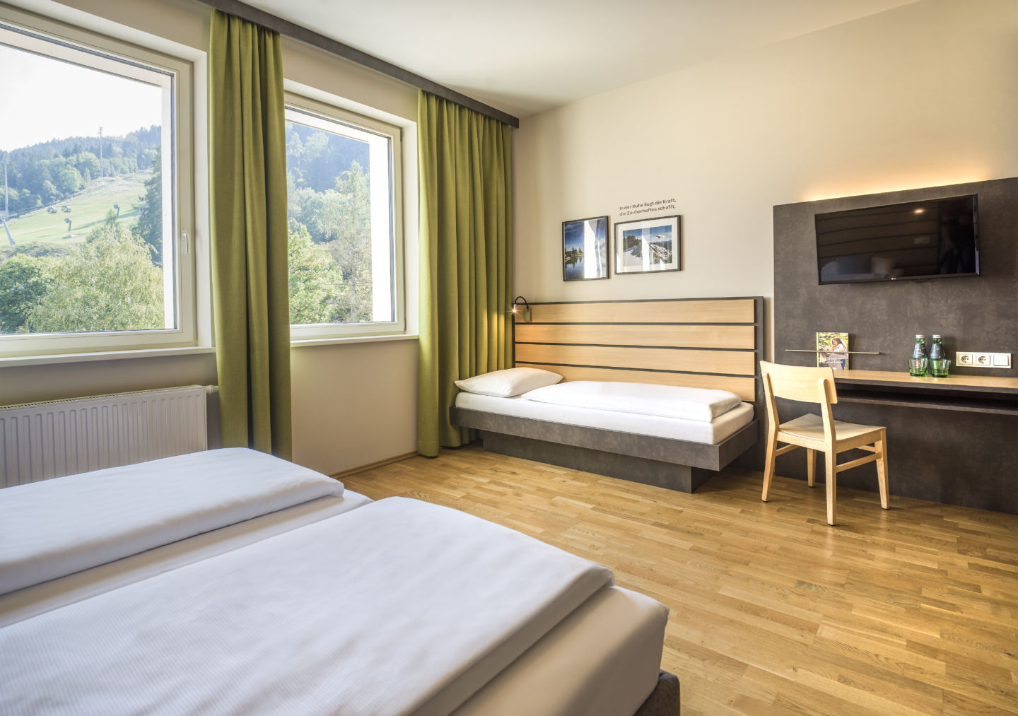 Ihr seht ein Family und Friends 3 Plus Zimmer im JUFA Hotel Schladming***.