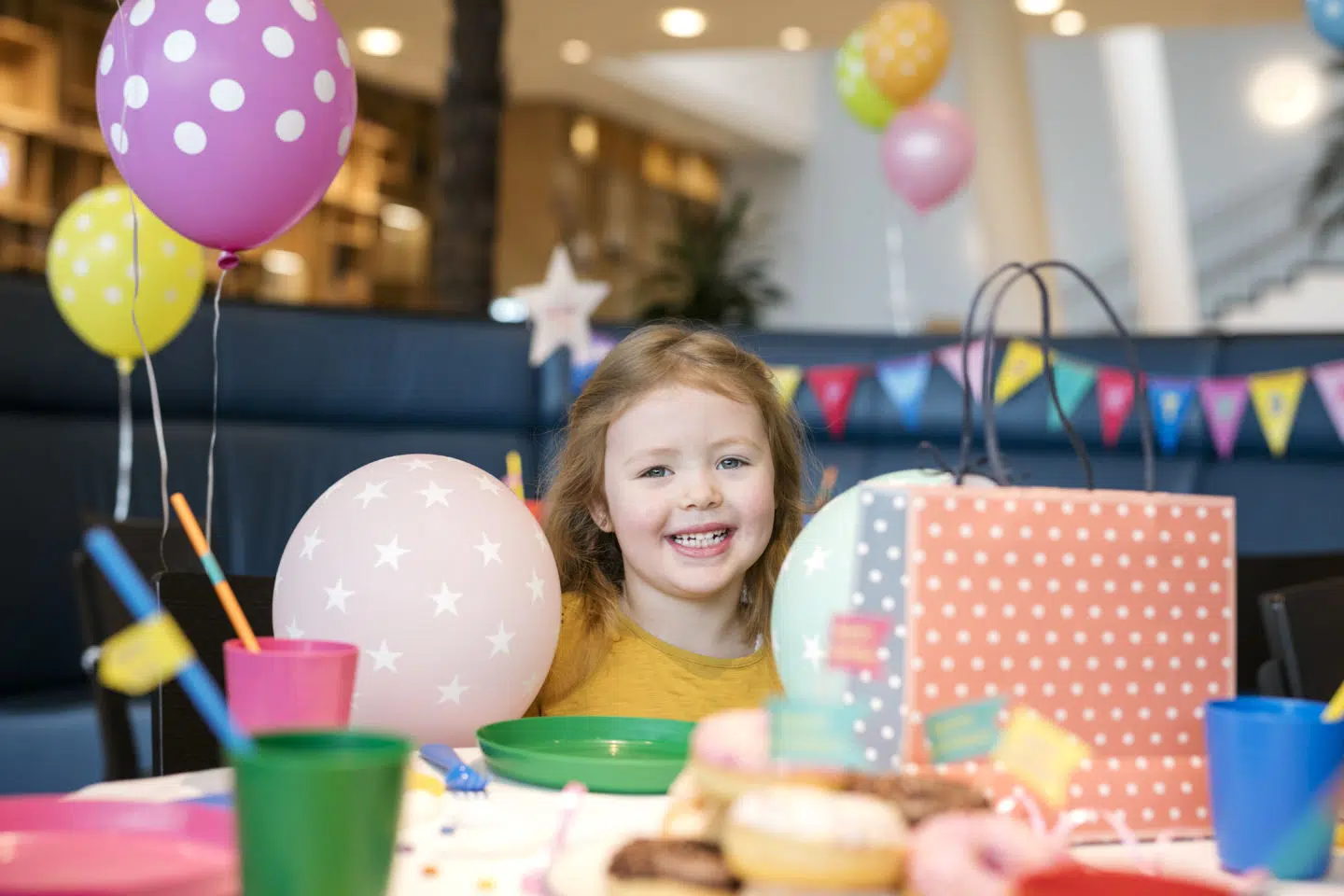 Ihr seht ein Mädchen bei ihren Geburtstag im JUFA Hotel Hamburg HafenCity. Der Ort für kinderfreundlichen und erlebnisreichen Urlaub für die ganze Familie.
