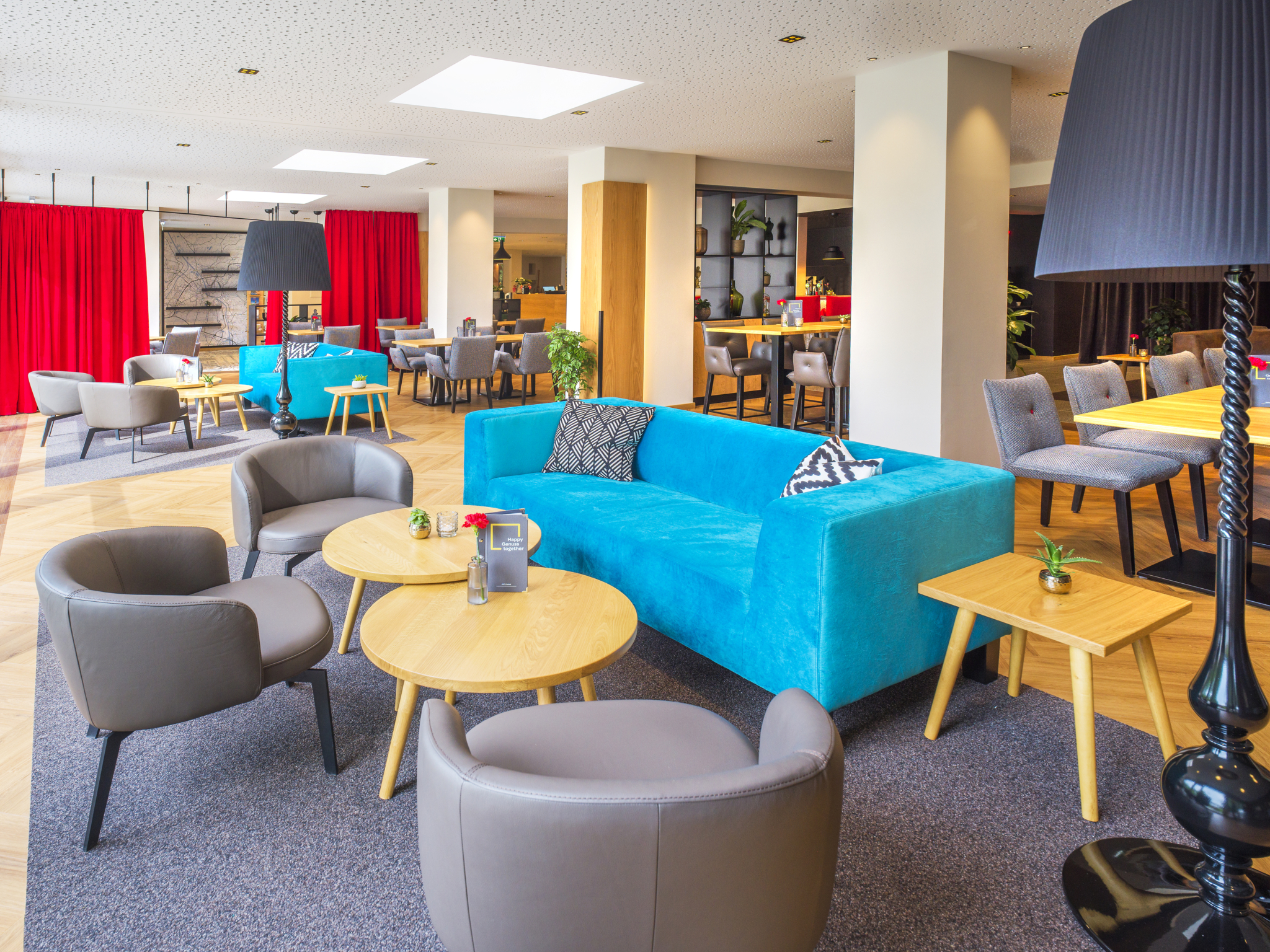 Ihr seht eine Lounge mit Couch im JUFA Hotel Salzburg City. Der Ort für erholsamen Familienurlaub und einen unvergesslichen Winter- und Wanderurlaub.