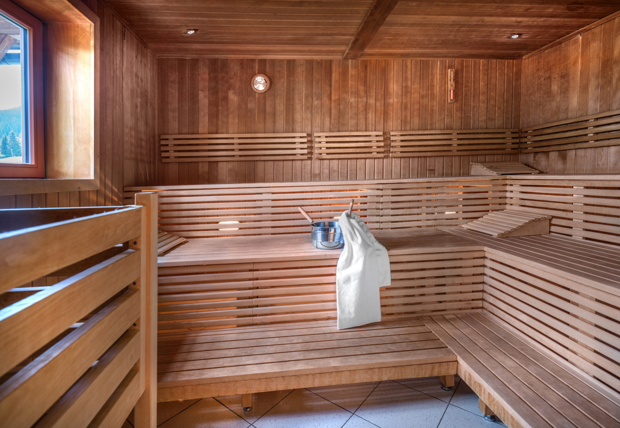 Ihr seht die Sauna im JUFA Hotel Gitschtal*** von innen. JUFA Hotels stehen für einzigartige Urlaubserlebnisse im Sommer und Winter.