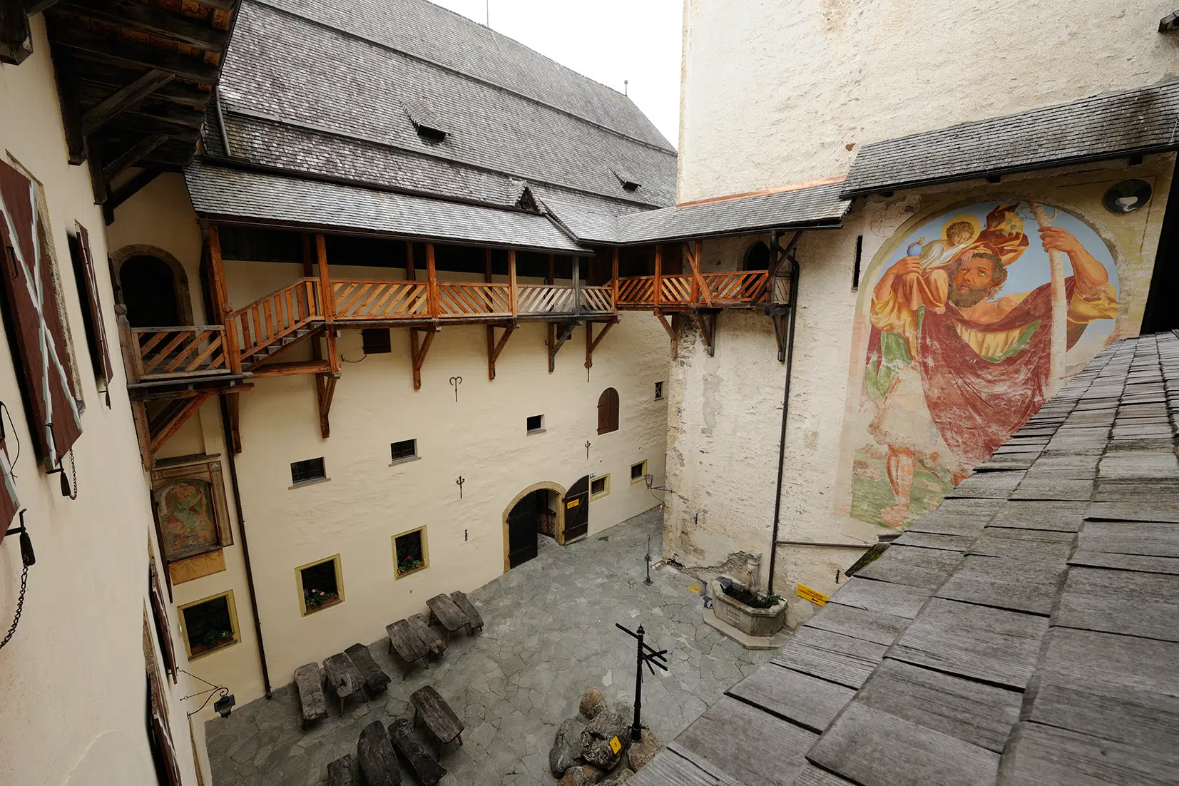 Ihr seht den Innenhof der Burg Mauterndorf.