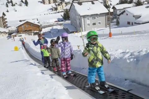 Kinder in der Skischule in Bivio Savognin