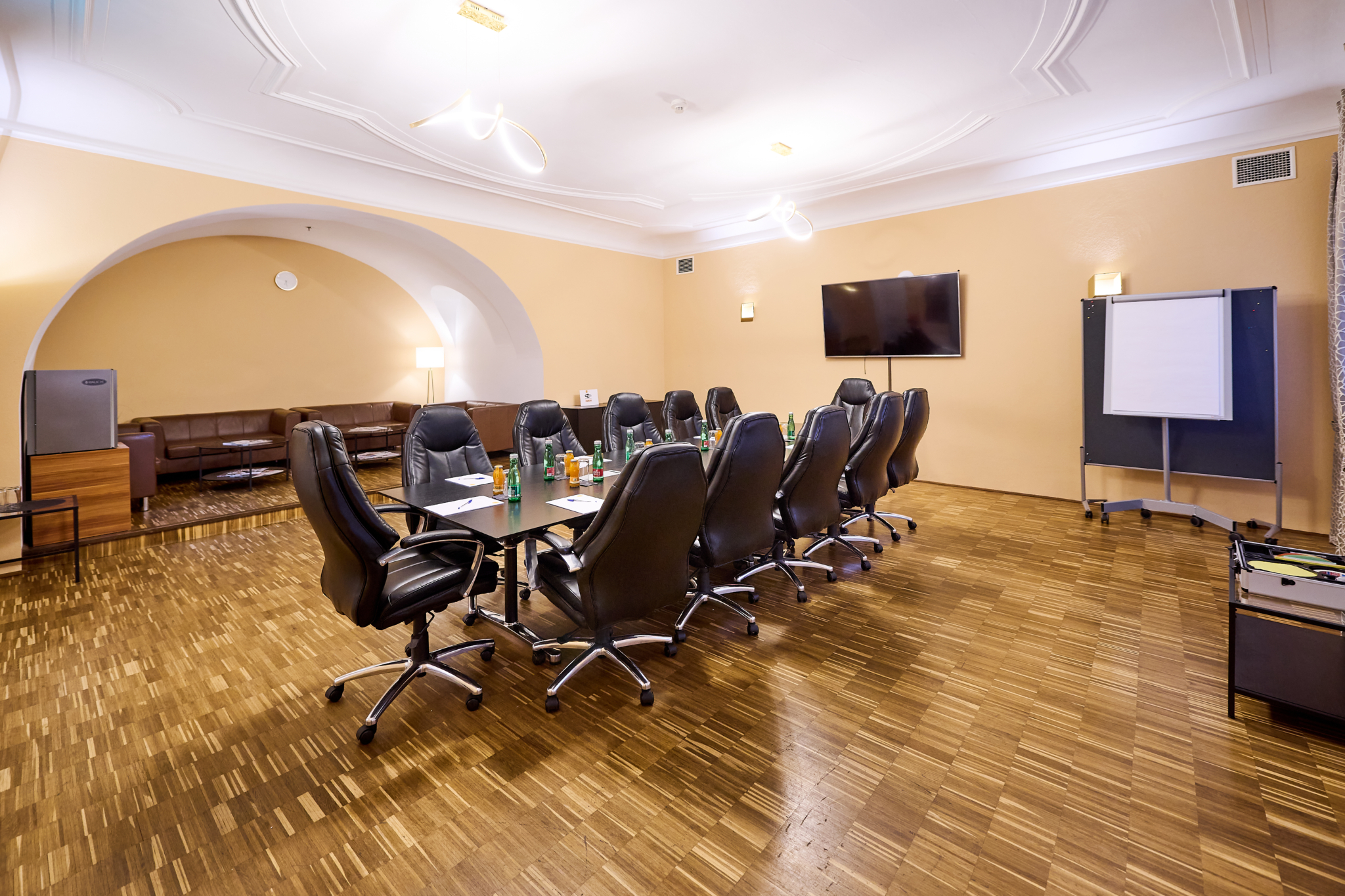 Ihr seht den Boardroom im JUFA Hotel Wien. Ihr Ohr für inspirierende Seminare in der Stadt Wien.