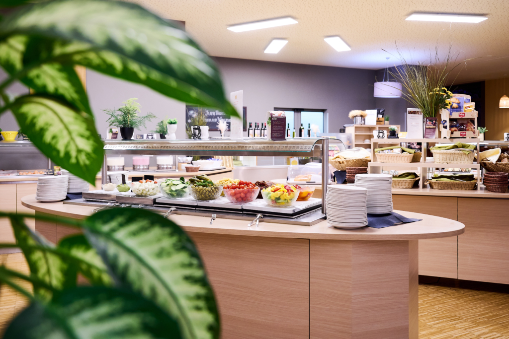 Ihr seht das große Frühstücksbuffet vom JUFA Hotel Wien City****. Der Ort für erlebnisreiche Städtetrips und der ideale Platz für eure Seminare.
