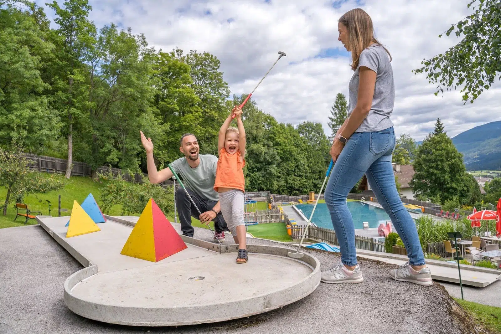 Sie sehen drei Personen beim Minigolf Spielen in St. Michael im Lungau.
