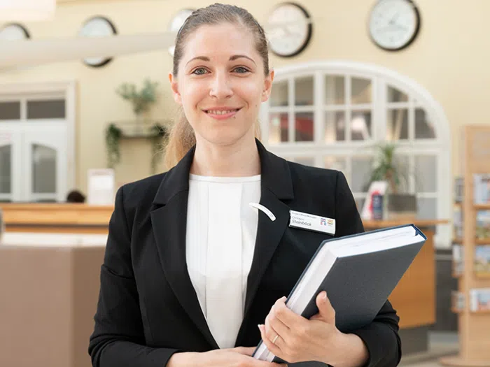 Ihr seht Christina Steinböck, stellvertretende Hoteldirektorin vom JUFA Hotel Annaberg***.